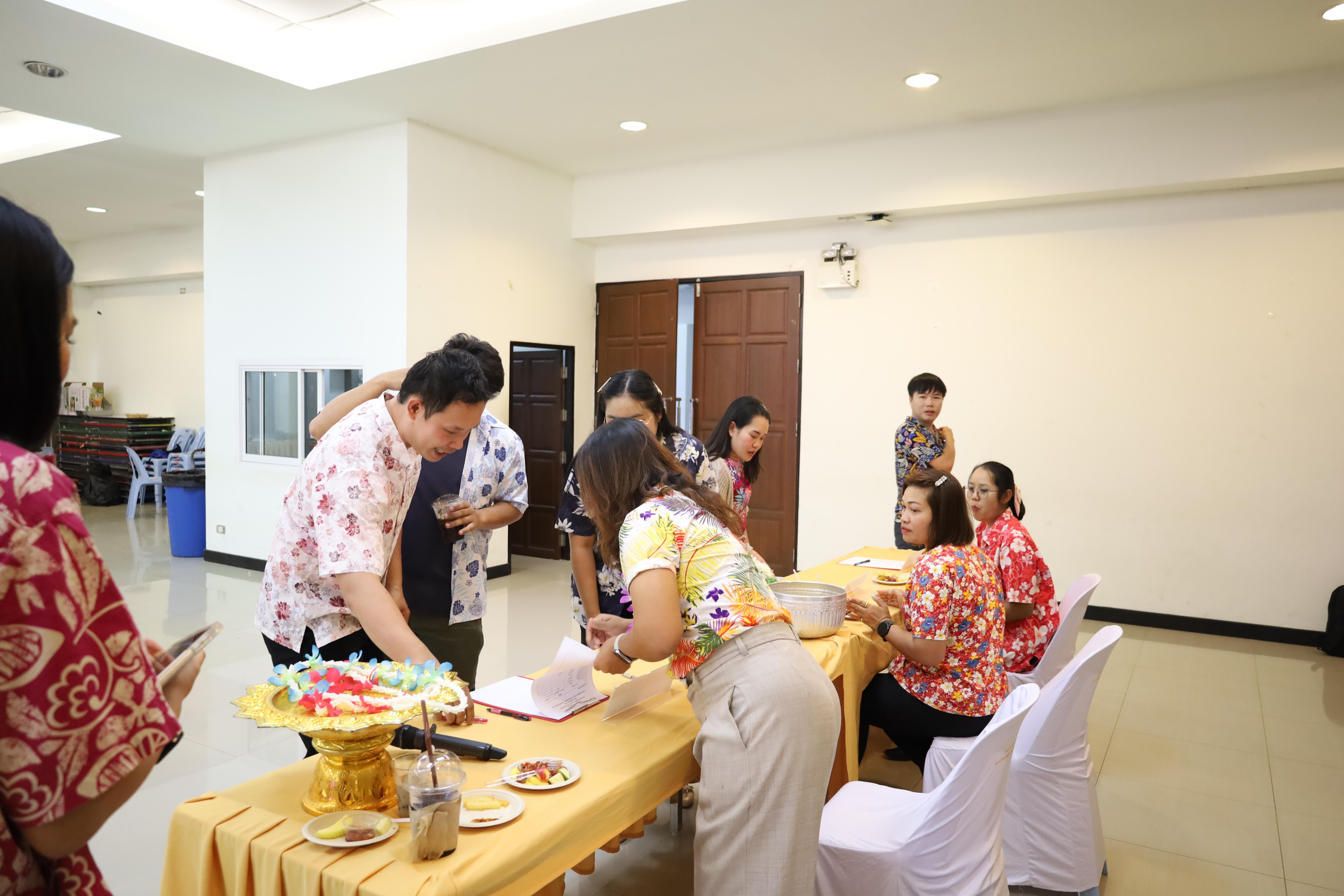 285. วันที่ 26 เมษายน 2568 สาขาการบริหารการศึกษา ได้จัดกิจกรรมรดน้ำดำหัวคณาจารย์ระดับบัณฑิตศึกษา ประจำสาขาการบริหารการศึกษา ณ ห้องประชุมครุร่มสัก 1 ชั้น 3 อาคารคณะครุศาสตร์
